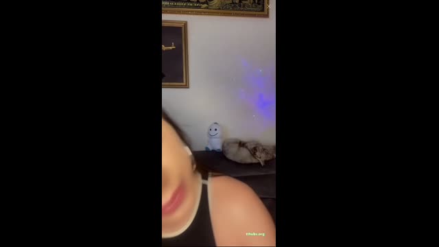 Bilgelisa İfşa — Siyah Kesik Askili Dekolte Göğüs Gosterisi