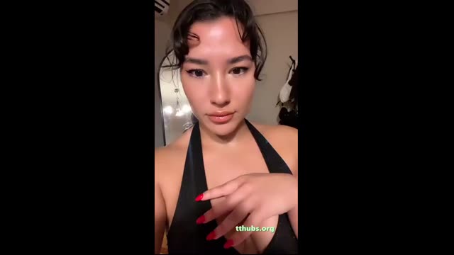 Burcu Yildiz Yeni İfşa — Siyah Dekolte Göğüs Sallıyor